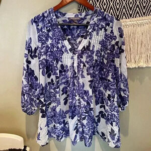 A PEA IN THE POD MATERNITY FLORAL BLUE SHEAR TOP SIZE SMALL